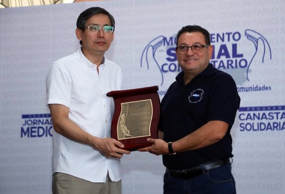 NotiMetropolita's tweet photo. Nacionales || El ministro de Trabajo, @RolandoCastroSv, acompaña la entrega de un reconocimiento al embajador de China, Zhang Yanhui, por su apoyo al Movimiento Social Comunitario y su aporte a iniciativas solidarias que han permitido brindar asistencia a cientos de salvadoreños. https://t.co/YbiOHcdrzd