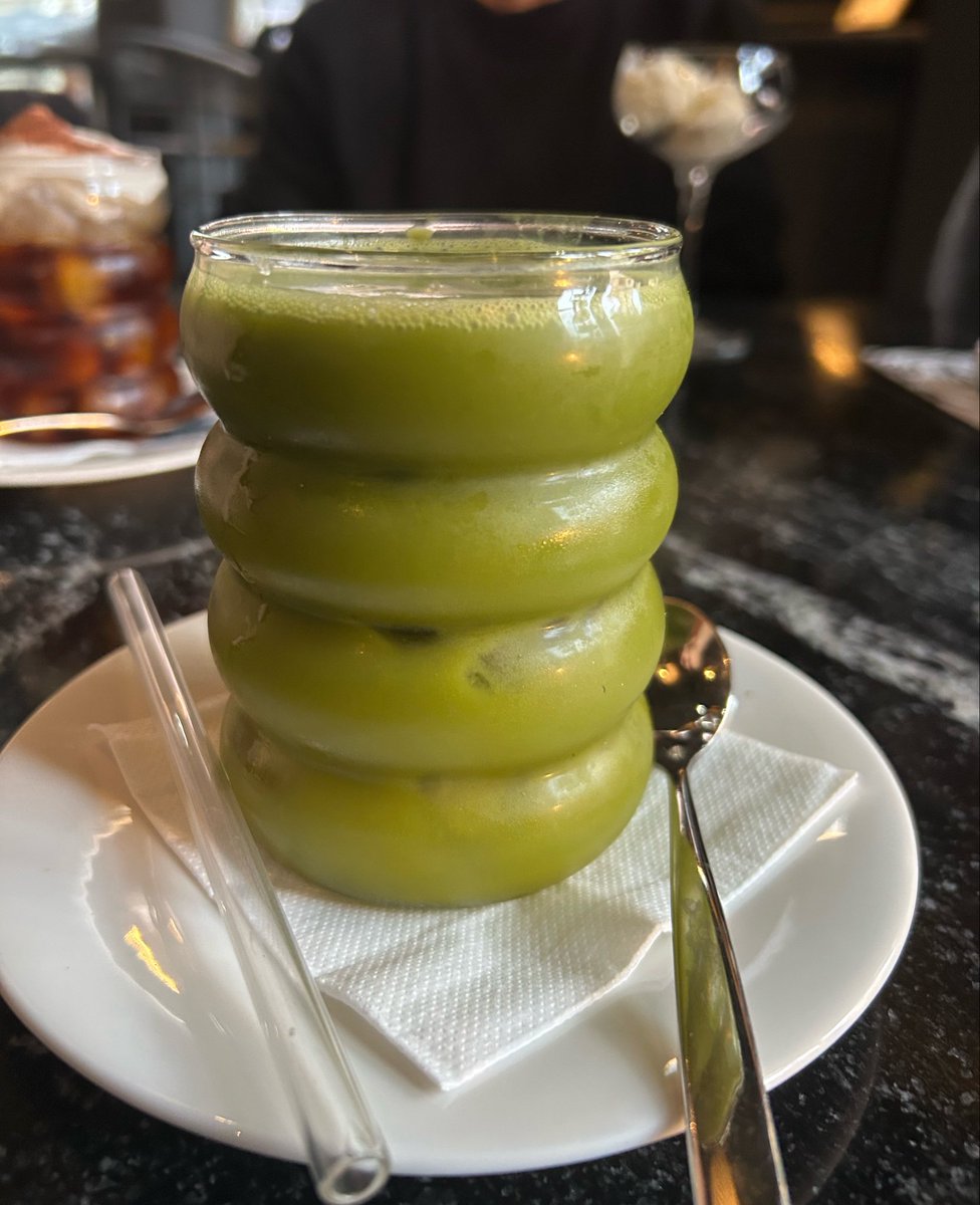 angiratina's tweet photo. Algunas cosas de la merienda de hoy jeje 
Bizcocho imperial, tarta de cookie de nata, matcha con naranja y bebida fría de tiramisú! 🥰 https://t.co/FRKBfPmuTY