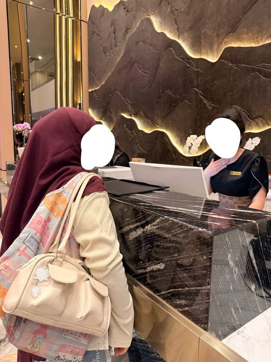 lunethlune's tweet photo. habis dari study fair trs sambil menyelam minum air alias minta nomor sales hotelnya siapa tau butuh untuk kebutuhan kantor omfg #DEDICATED๐๐๐ผโค๏ธ https://t.co/j7B8ZzBbB5