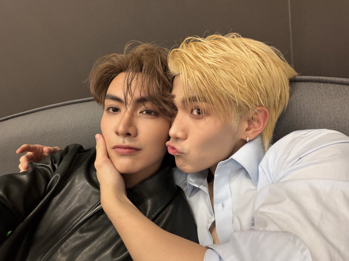 ChenRcj's tweet photo. เก่งมากเด็กน้อยของพี่ 🤍 เติบโตมาอย่างมีคุณภาพมาก ๆ จริง ๆ พี่ภูมิใจแทนทุกคนที่รักโฟ้ต ๆ และคอยซัพพอร์ตโฟ้ตมาตลอดเลยนะ
การได้เห็นโฟ้ตค่อย ๆ เติบโต ได้ทำในสิ่งที่ตัวเองรัก และได้ยืนอยู่บนเวทีที่เต็มไปด้วยความรักจากผู้คนมากมาย มันเป็นภาพที่สวยงามและคู่ควรกับน้องมากจริง ๆ 

เก่งมากจริง ๆ พี่ภูมิใจในตัวโฟ้ตมากนะ เด็กน้อยของพี่ ❤️ 

ปล. พนสู้ๆน้องพี่ 😘
#FourthConcertD2