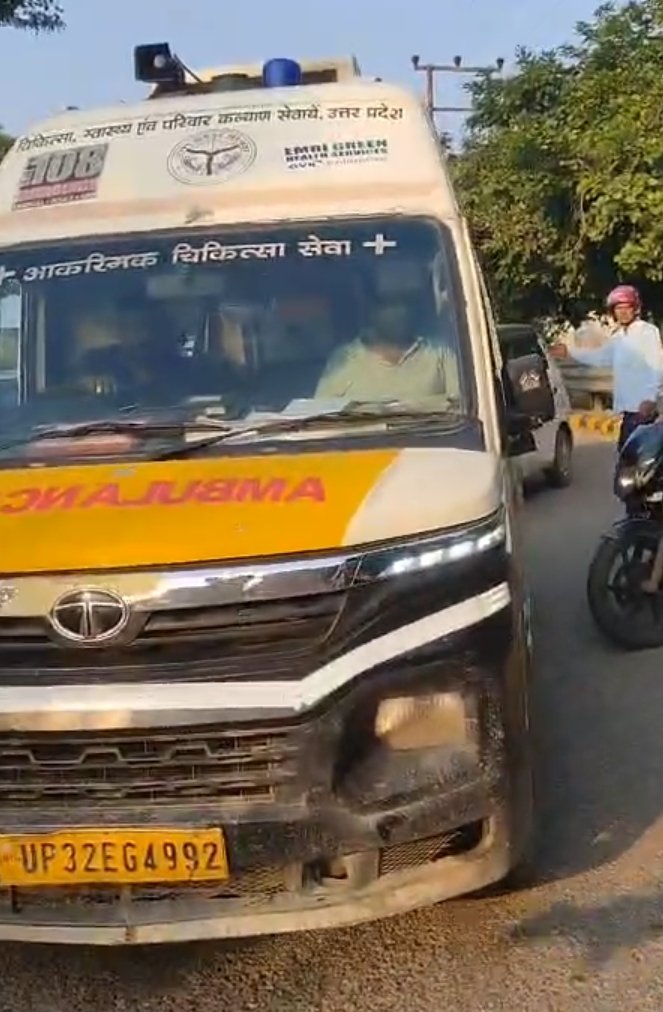 Gzbtrafficpol's tweet photo. #GoodWork
#Traffic_Police_Ghaziabad
आज दिनांक 17/10/2026 को नंदग्राम आश्रम कट (राजनगर एक्सटेंशन) के पास एक बाइक सवार दुर्घटनाग्रस्त होने से घायल हो गया ।
यातायात पुलिस द्वारा आमजन का सहयोग प्राप्त कर बिना समय गंवाए त्वरित कार्रवाई करते हुए एम्बुलेंस बुलाकर उक्त घायल व्यक्ति को तत्काल नजदीकी हॉस्पिटल में भर्ती कराया गया।
अग्रिम आवश्यक कार्यवाही हेतु संबंधित थाना पुलिस को भी सूचित किया गया।
यातायात हेल्पलाइन नंबर 9643322904.
@Uppolice @uptrafficpolice