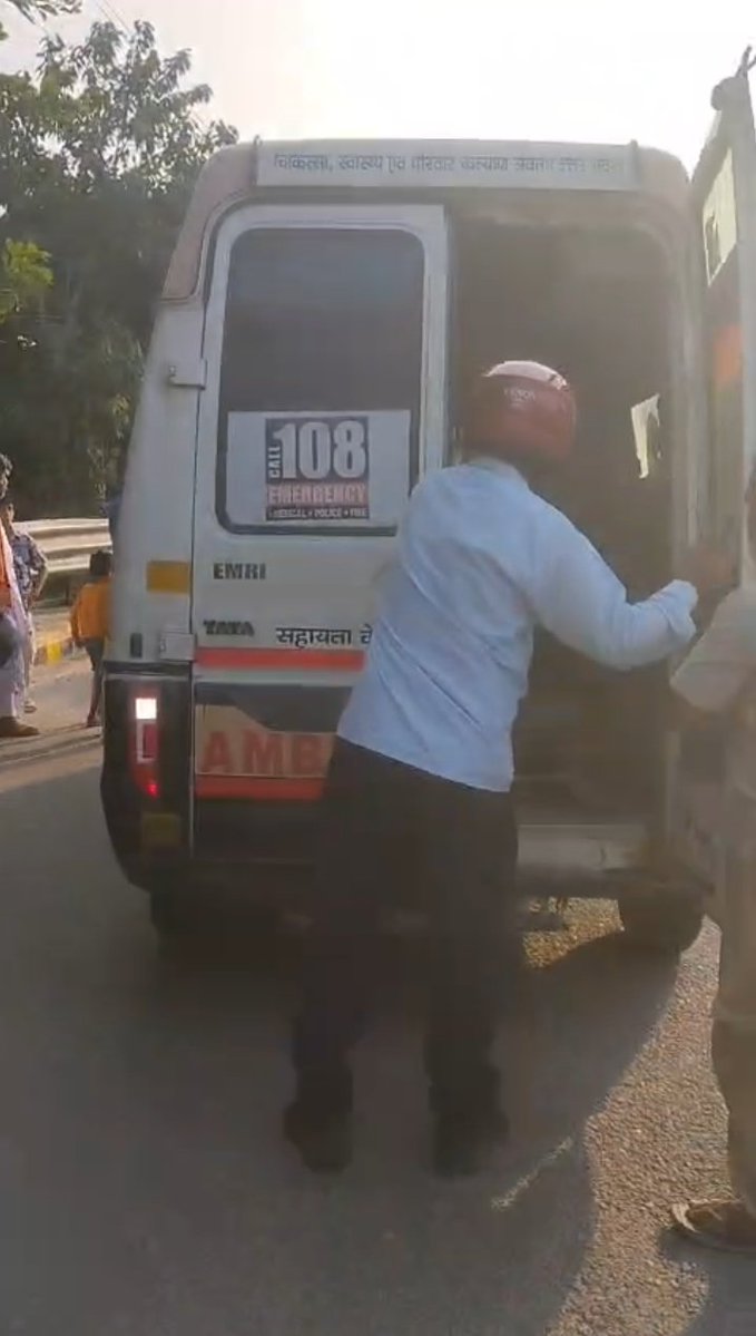 Gzbtrafficpol's tweet photo. #GoodWork
#Traffic_Police_Ghaziabad
आज दिनांक 17/10/2026 को नंदग्राम आश्रम कट (राजनगर एक्सटेंशन) के पास एक बाइक सवार दुर्घटनाग्रस्त होने से घायल हो गया ।
यातायात पुलिस द्वारा आमजन का सहयोग प्राप्त कर बिना समय गंवाए त्वरित कार्रवाई करते हुए एम्बुलेंस बुलाकर उक्त घायल व्यक्ति को तत्काल नजदीकी हॉस्पिटल में भर्ती कराया गया।
अग्रिम आवश्यक कार्यवाही हेतु संबंधित थाना पुलिस को भी सूचित किया गया।
यातायात हेल्पलाइन नंबर 9643322904.
@Uppolice @uptrafficpolice