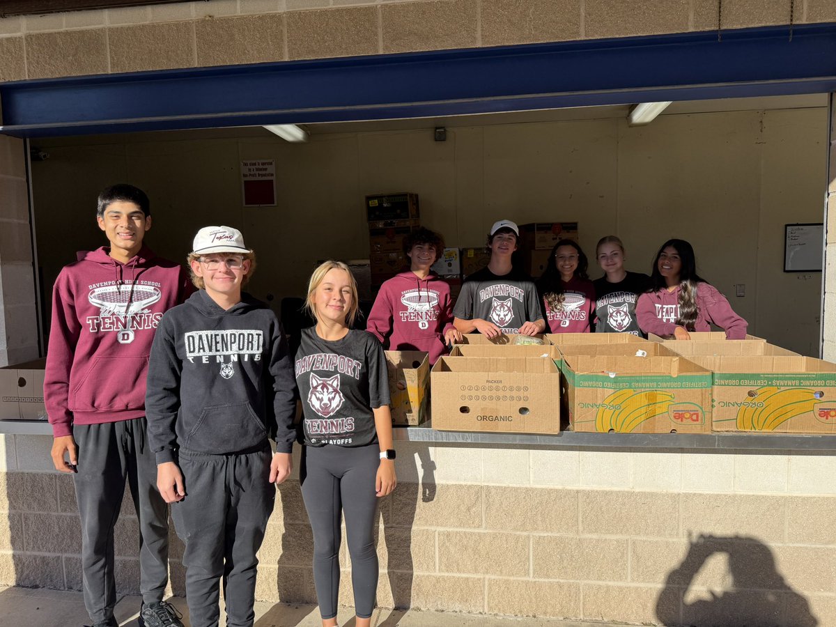 DHSWolvesTennis's tweet photo. Wolves spent the morning giving back to our community! Helping Real Life Community Outreach provide groceries to those in need. @dhs_looney @jeffstracener @DavenportWolves @BuildThePack https://t.co/R3EZtvTcr6