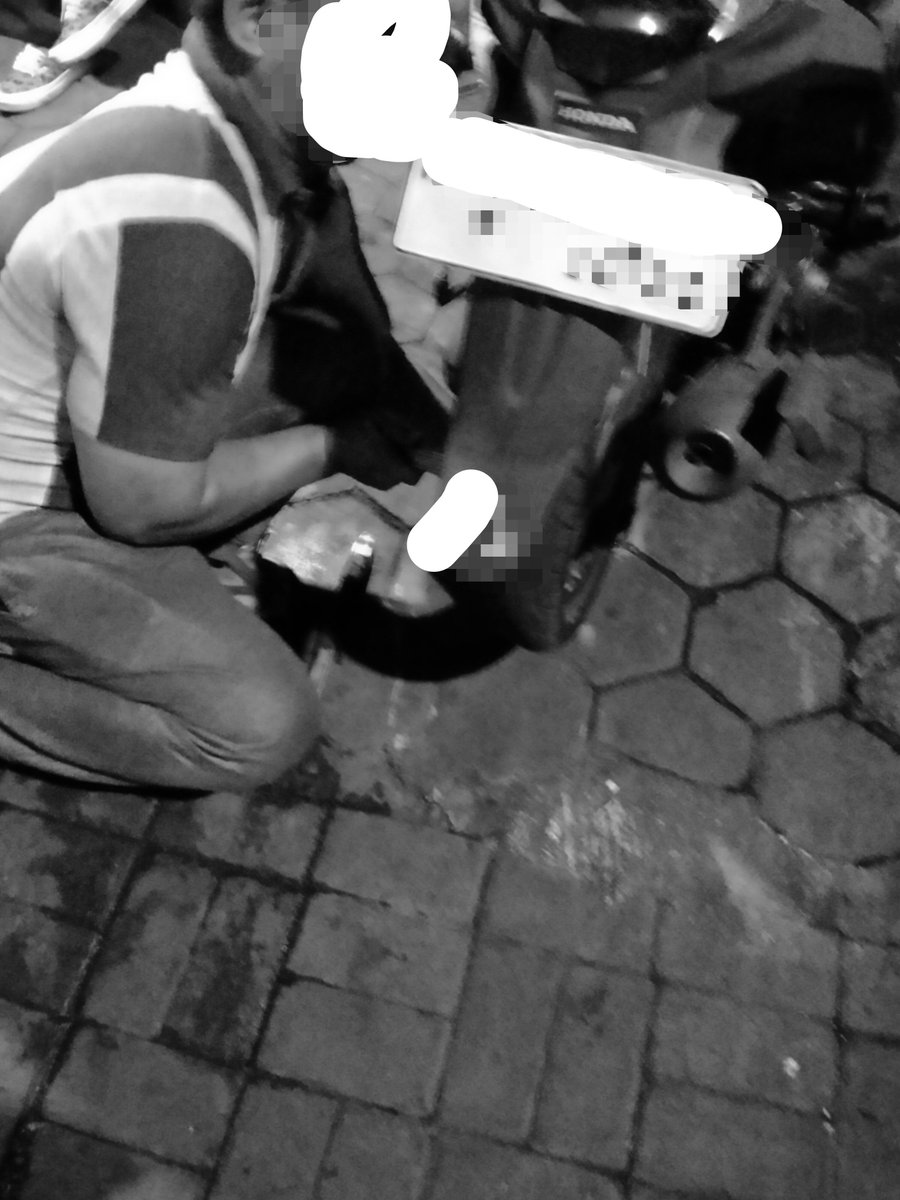 winedaesp's tweet photo. Guess it's a cursed night... ini ban literally twerking tiba-tiba —BOCOR😵😵 https://t.co/6ITpDY5Fqu