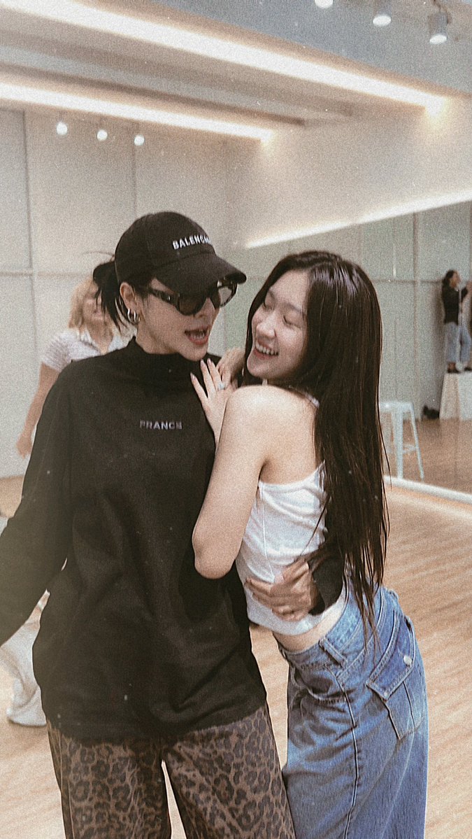 phichanawakhun's tweet photo. Elas estão exatamente onde querem estar. E isso é lindo. 🥹

#FayeAtom #FayePeraya #AtomPariya https://t.co/cARXZj2QYZ