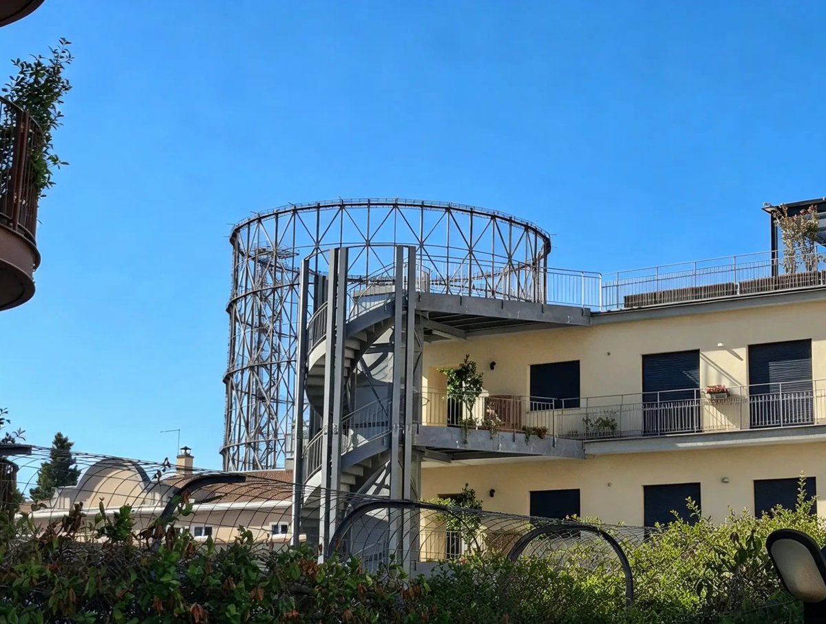 VUOTObook's tweet photo. Questa gabbia di ferro è il Gazometro di Ostiense. Quando ha iniziato a funzionare, nel 1937, era il più grande d'Europa, 90 metri di altezza per 200.000 metri cubi di gas. Serbatoio per Roma.
Oggi non contiene più gas. Ma cielo.
È il Colosseo industriale.
Il cuore dei film di Ozpetek, della street art, "Er Gazometro".
#Gazometro #Gasometro #Ostiense #Roma #RomaOstiense #ArcheologiaIndustriale #TerzoColosseo #RomaSegreta #17ottobre
