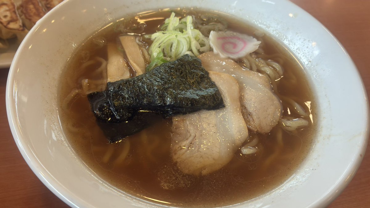 nikoco255's tweet photo. 二郎系ラーメンとか家系ラーメン以外も食べるし、シンプルな醤油ラーメンって好きだぞ、って言う為に3日前の醤油ラーメンを…今どきは、🍥入ってるラーメンが珍しくなってきたね、この薄さ！芸術的 https://t.co/fJrJTRxIYR