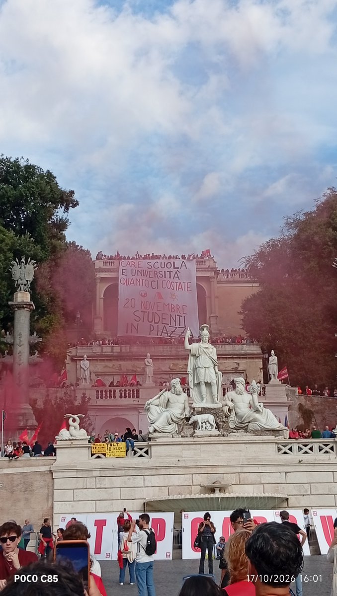 pumpkin31spice's tweet photo. "Se noi bruciamo, voi bruciate con noi"
#17ottobre #manifestazione #Roma https://t.co/unwGmyr85H