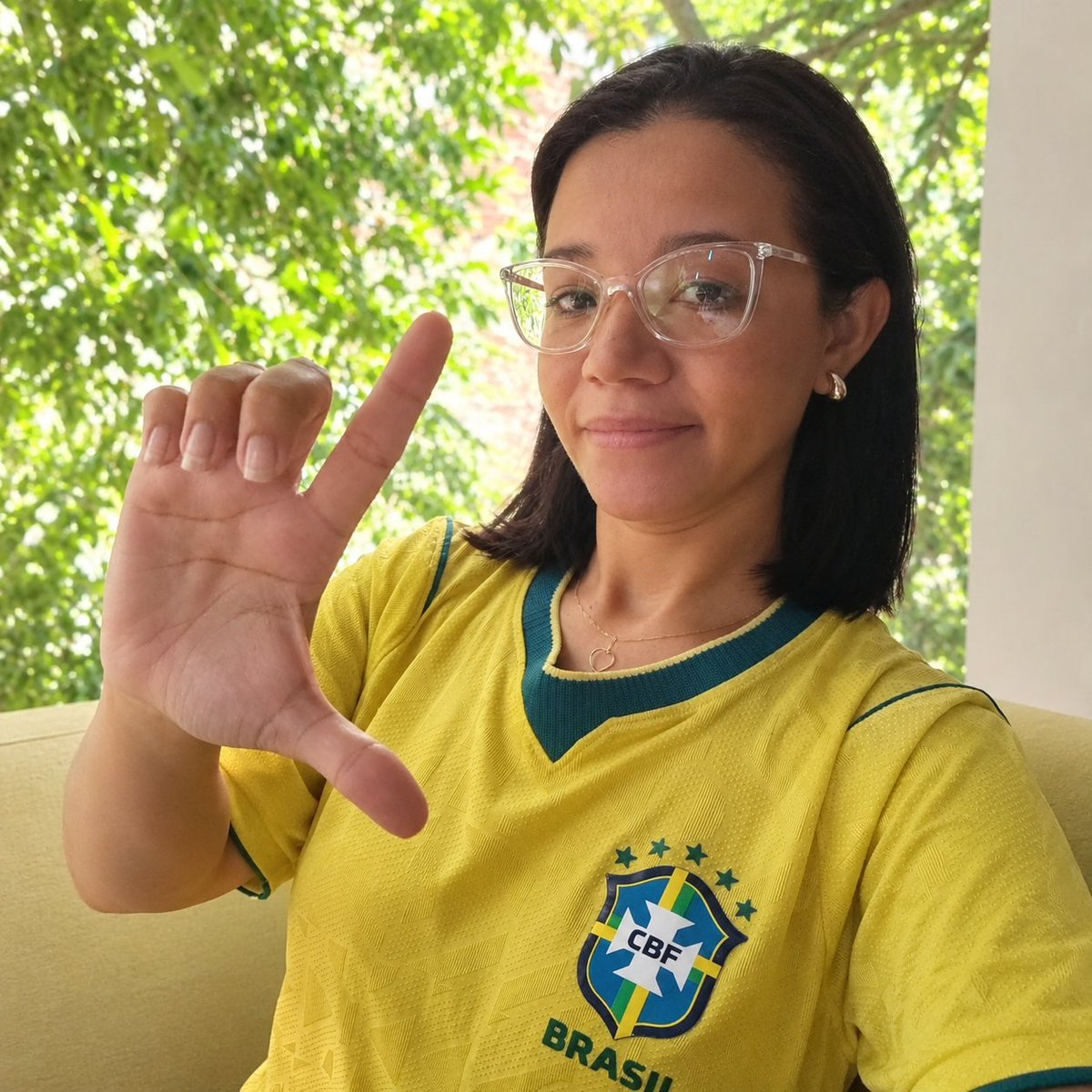 Daisyoliver15's tweet photo. @DistopiaBrazil A camisa verde e amarela é do povo brasileiro. https://t.co/pDCBRO9j6c