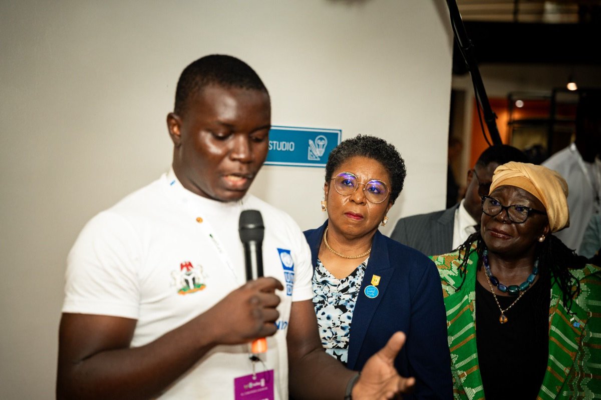 LGiyath1's tweet photo. Nigeria has scans. What we don’t have is enough eyes to read them fast.

I built Dr. Y: AR that turns a flat 2D medical scan into a 3D model of the patient’s anatomy you can walk through.

Showed it live on HoloLens 2 at the UNILAG AI UNIPOD launch. UNDP officials watching

🎥👇 https://t.co/ZlBAtxFyBT