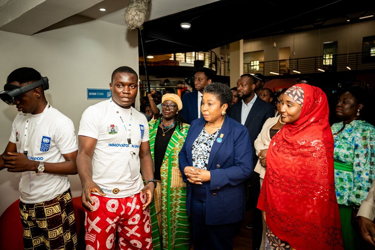 LGiyath1's tweet photo. Nigeria has scans. What we don’t have is enough eyes to read them fast.

I built Dr. Y: AR that turns a flat 2D medical scan into a 3D model of the patient’s anatomy you can walk through.

Showed it live on HoloLens 2 at the UNILAG AI UNIPOD launch. UNDP officials watching

🎥👇 https://t.co/ZlBAtxFyBT