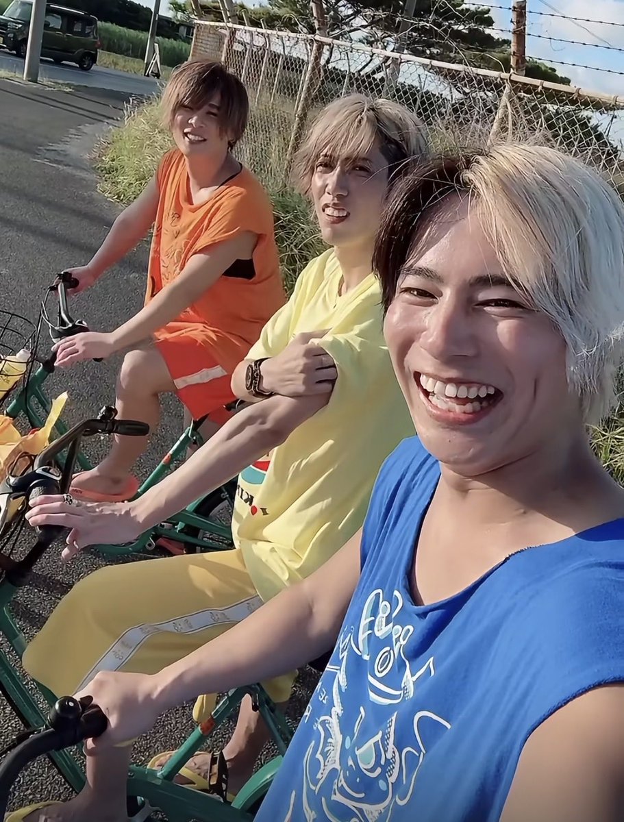 kotomamchan's tweet photo. 最推しのなお以外も発信💛🧡💙
ホント少年達の夏休みを見ているかのような楽しんでる姿仲良し☺️
各自単独とかじゃなく隙間時間まで仲間と笑って全力で遊ぶ姿ステキだよね☺︎ https://t.co/UAPRjnYlBl