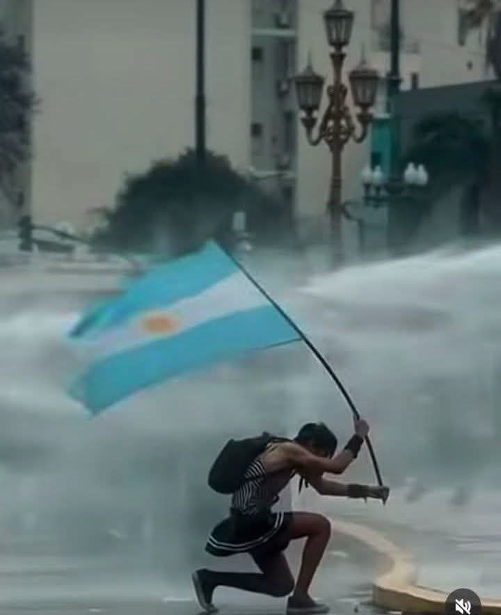 rodolfoCeniz's tweet photo. Tiene más determinación y coraje que toda la CGT. https://t.co/0qrB0S87LU