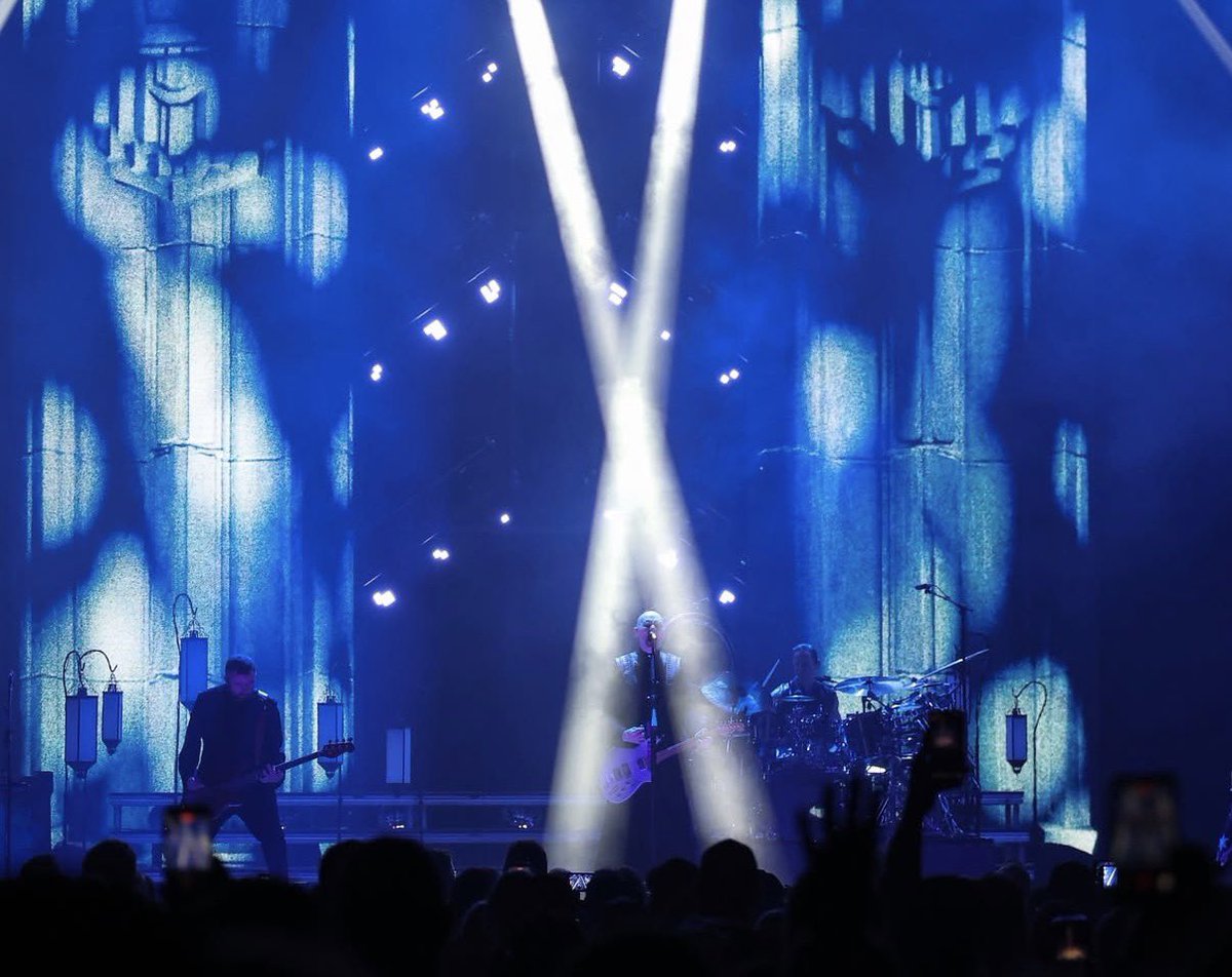 Jack_Bass_'s tweet photo. Another great show last night in Charlotte, NC at the @spectrumcenter with @SmashingPumpkin - great to play the new song ‘Black Stars’ for the first time ever as well!

📸: Kent Smith https://t.co/aNVdFVjMEH