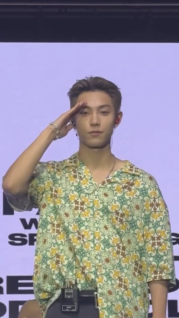 terjemahinRYUL's tweet photo. SALUTE🫡🫡🫡

#률 #RYUL #롱샷 #LNGSHOT https://t.co/CCA9XYrvjY