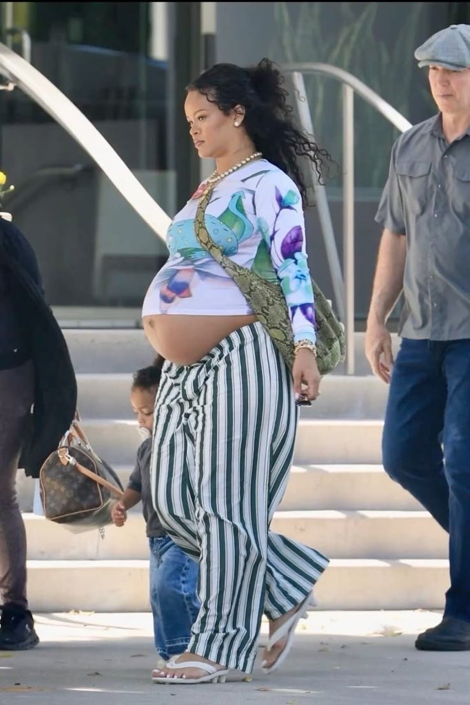 amah_salma_'s tweet photo. Rihanna barely gave us time to breathe, and baby number four might already be on the way coming!😭 https://t.co/HPLmPof2zJ