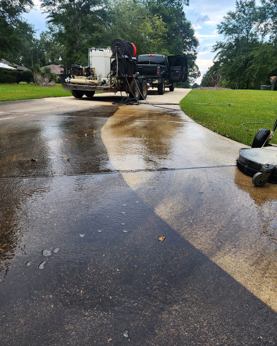BeauchampPW's tweet photo. Rig at the top of the drive, hoses run the whole length. Light side is done. Dark side is next.

Pensacola / Gulf Breeze.

#pressurewashing #drivewaycleaning #pensacola #gulfbreeze https://t.co/GMR30e3NOr