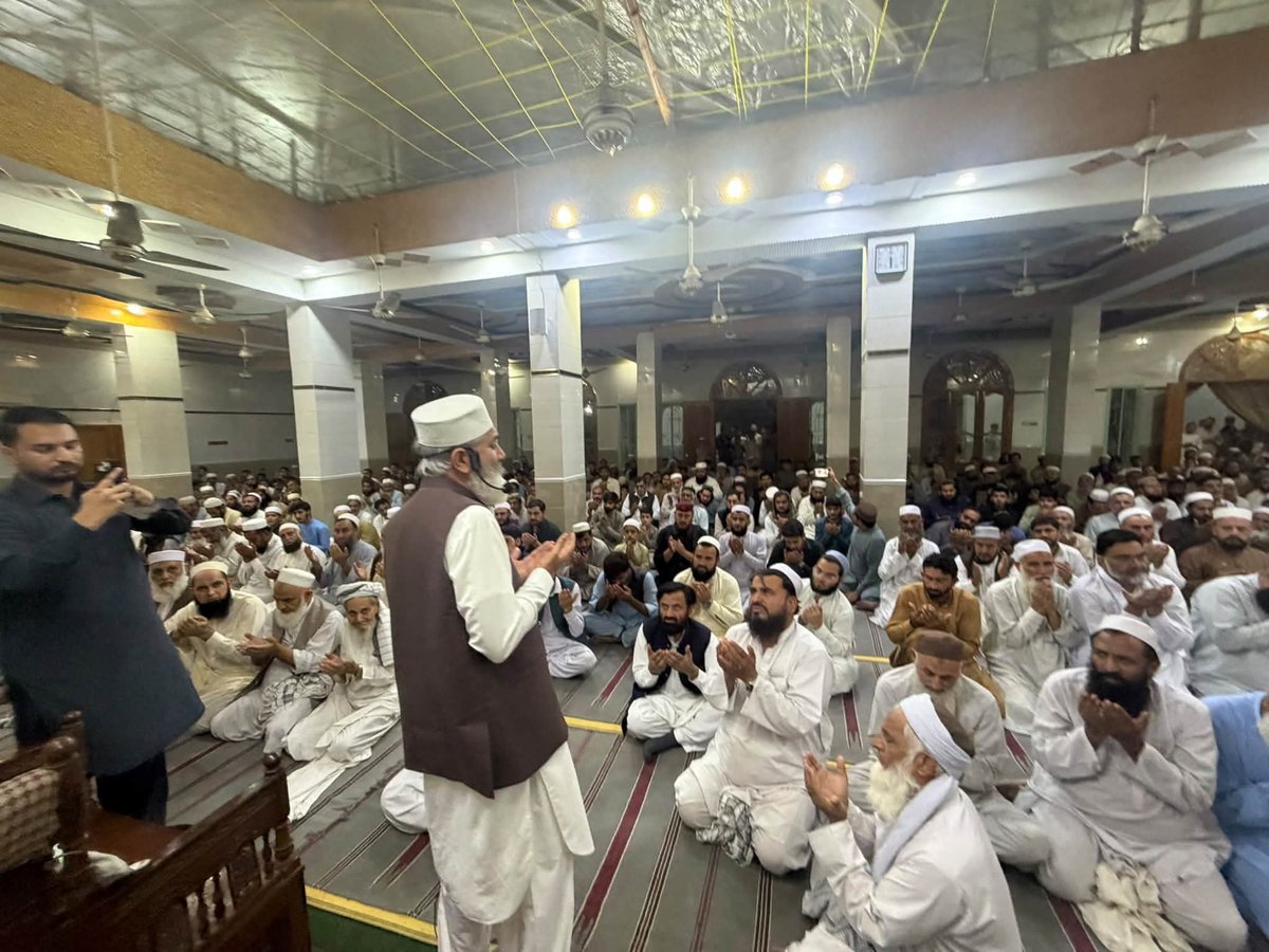 SirajOfficial's tweet photo. پشاور، دیر کالونی سکول حادثہ:
سابق امیر جماعت اسلامی پاکستان، محترم سراج الحق صاحب نے سانحۂ دیر کالونی میں جاں بحق بچوں کے والدین سے تعزیت اور ہمدردی کا اظہار کیا۔ انہوں نے اس دلخراش سانحے پر گہرے دکھ اور افسوس کا اظہار کرتے ہوئے لواحقین کے لیے صبرِ جمیل اور شہداء کے لیے مغفرت و بلندیٔ درجات کی دعا فرمائی۔ آمین۔