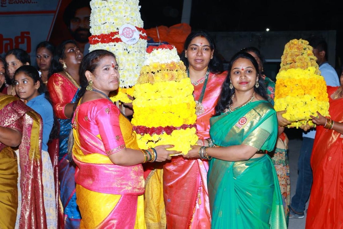 drgsrao's tweet photo. బతుకమ్మ అంటే తెలంగాణ ఆడబిడ్డల ఆత్మగౌరవం… మన సంస్కృతి, సంప్రదాయాలకు నిలువెత్తు ప్రతీక! 

ఈరోజు జనసేన పార్టీ తెలంగాణ రాష్ట్ర కార్యాలయంలో నిర్వహించిన బతుకమ్మ సంబురాల్లో పాల్గొనడం ఎంతో ఆనందాన్ని కలిగించింది.

బతుకమ్మ కేవలం పూల పండుగ కాదు… ప్రకృతిపై ప్రేమకు, మహిళల ఆత్మగౌరవానికి, తెలంగాణ సాంస్కృతిక అస్తిత్వానికి ప్రతీక!

ఈ వేడుకలను ఘనంగా నిర్వహించిన వీరమహిళలకు, పాల్గొన్న నాయకులకు, జనసైనికులందరికీ హృదయపూర్వక అభినందనలు.

తెలంగాణ ఆడబిడ్డలందరికీ బతుకమ్మ పండుగ శుభాకాంక్షలు🙏!!!

#Bathukamma #JanaSenaTelangana #TelanganaCulture #JanaSenaParty #PawanKalyan