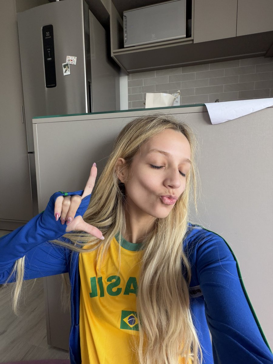 samira_sagr's tweet photo. achei minha camiseta https://t.co/iv3gbIDMz6