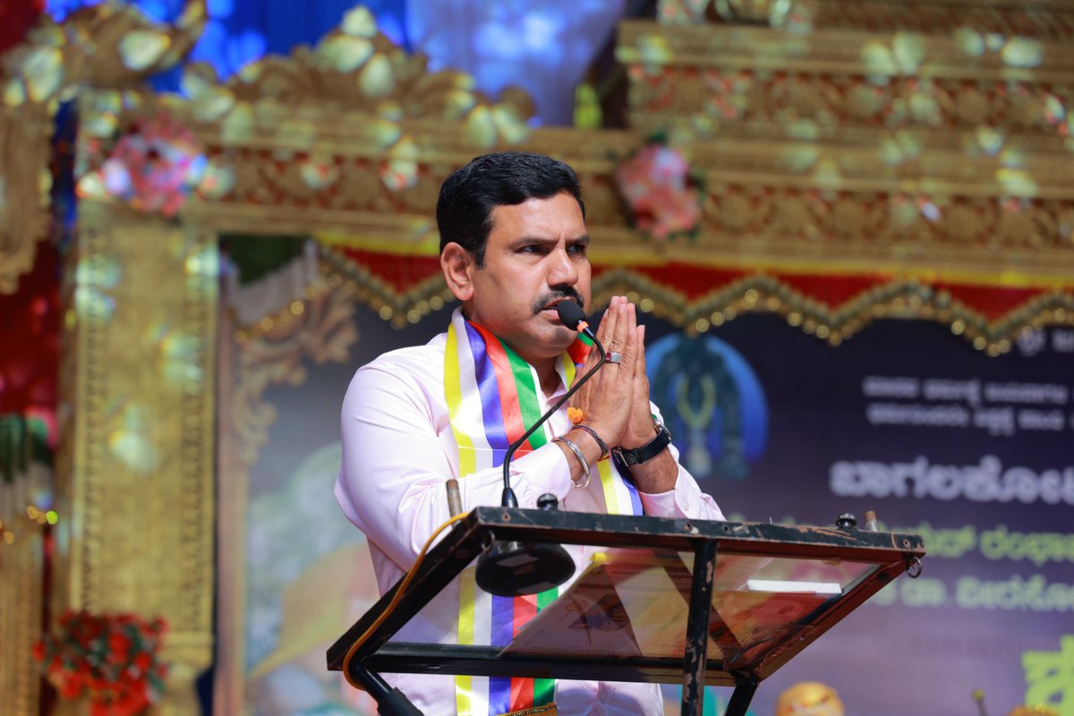BYVijayendra's tweet photo. ಶರನ್ನವರಾತ್ರಿ ಸಂಭ್ರಮ - ಧರ್ಮ, ಸಂಸ್ಕೃತಿ, ಸತ್ಕಾರ್ಯಗಳ ಬೆಳಕು, ಬೆರಗು!

ಶ್ರೀಮದ್ ರಂಭಾಪುರಿ ಜಗದ್ಗುರು ಪರಮಪೂಜ್ಯ ಶ್ರೀ ಪ್ರಸನ್ನ ರೇಣುಕ ಡಾ. ವೀರಸೋಮೇಶ್ವರ ರಾಜದೇಶಿಕೇಂದ್ರ ಶಿವಾಚಾರ್ಯ ಭಗವತ್ಪಾದರ ದಿವ್ಯ ಸಾನ್ನಿಧ್ಯದಲ್ಲಿ, ಬಾಗಲಕೋಟೆ ಜಿಲ್ಲೆಯ ಜಮಖಂಡಿಯಲ್ಲಿ ನಡೆಯುತ್ತಿರುವ ಬಾಳೆಹೊನ್ನೂರು ಶ್ರೀಮದ್ ರಂಭಾಪುರಿ ಜಗದ್ಗುರುಗಳ ಶರನ್ನವರಾತ್ರಿ ದಸರಾ ಧರ್ಮ ಸಮ್ಮೇಳನದಲ್ಲಿ ಇಂದು ಭಕ್ತಿಯಿಂದ ಪಾಲ್ಗೊಳ್ಳಲಾಯಿತು, ಇದೇ ಸಂದರ್ಭದಲ್ಲಿ 2027ರ ದಿನದರ್ಶಿಕೆಯನ್ನು ಗುರುಗಳ ಸಮಕ್ಷದಲ್ಲಿ ಲೋಕಾರ್ಪಣೆಗೊಳಿಸಲಾಯಿತು. ನಾಡಿನ ಧರ್ಮ ಶ್ರದ್ಧೆ, ಆಧ್ಯಾತ್ಮಿಕ ವೈಭವ ಹಾಗೂ ಸತ್ಕಾರ್ಯಗಳ ಮೂಲಕ ವೀರಶೈವ ಧರ್ಮದ ಭವ್ಯ ಪರಂಪರೆಯನ್ನು ಜನಮಾನಸಕ್ಕೆ ತಲುಪಿಸುವ ಶರನ್ನವರಾತ್ರಿ ಮಹೋತ್ಸವದಂತಹ ಆಯೋಜನೆ - ಮಾನವೀಯ ಮೌಲ್ಯಗಳು, ಸಂಸ್ಕಾರ ಮತ್ತು ಧಾರ್ಮಿಕ ಜಾಗೃತಿಯ ಮೂಲಕ ಸುಸಂಸ್ಕೃತ ಸಮಾಜವನ್ನು ನಿರ್ಮಿಸುವ ನಿಟ್ಟಿನಲ್ಲಿ ಶ್ರೀಮಠ ತನ್ನದೇ ಆದ ಕೊಡುಗೆ ನೀಡುತ್ತಿದೆ.

ಈ ಸಂದರ್ಭದಲ್ಲಿ ಅಖಿಲ ಭಾರತ ವೀರಶೈವ ಶಿವಾಚಾರ್ಯ ಸಂಸ್ಥೆಯ ಅಧ್ಯಕ್ಷರಾದ ಪೂಜ್ಯ ಡಾ. ಪ್ರಭು ಸಾರಂಗದೇವ ಶಿವಾಚಾರ್ಯ ಸ್ವಾಮಿಗಳು, ಮುತ್ತೂರು ಶ್ರೀ ರಾಚೋಟೇಶ್ವರ ವಿರಕ್ತಮಠದ ಶ್ರೀ ಗುರುಸಿದ್ದೇಶ್ವರ ಸ್ವಾಮಿಗಳು, ಸಂಸದರಾದ ಶ್ರೀ ಪಿ.ಸಿ.ಗದ್ದಿಗೌಡರ, ಶಾಸಕರುಗಳಾದ ಶ್ರೀ ಜಗದೀಶ ಗುಡಗಂಟಿ, ಶ್ರೀ ಶರಣು ಸಲಗರ, ವಿಧಾನ ಪರಿಷತ್ ಸದಸ್ಯ ಶ್ರೀ ಹನುಮಂತ ನಿರಾಣಿ, ಮಾಜಿ ಶಾಸಕರುಗಳಾದ ಶ್ರೀ ಎಂ.ಕೆ.ಪಟ್ಟಣಶೆಟ್ಟಿ, ಪಕ್ಷದ ಜಿಲ್ಲಾಧ್ಯಕ್ಷರಾದ ಶ್ರೀ ಶಾಂತನಗೌಡ, ರಾಜ್ಯ ಕಾರ್ಯದರ್ಶಿ ಶ್ರೀ ಶರಣು ತಳ್ಳಿಕೇರಿ, ಪ್ರಮುಖರಾದ ಶ್ರೀ ಲಿಂಗಮೂರ್ತಿ ಸೇರಿದಂತೆ ಹಲವಾರು ಗಣ್ಯರು, ಸಮಾಜದ ಧುರೀಣರು ಉಪಸ್ಥಿತರಿದ್ದರು.