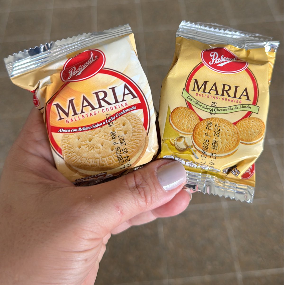 gloriamelania's tweet photo. En la columna noticiosa de doña Berta de Peláez:

Las galletas María de Pascual, ahora vienen rellenas de crema de vainilla o de crema de cheescake de limón 🍋😋 https://t.co/YmVlgvpFBO