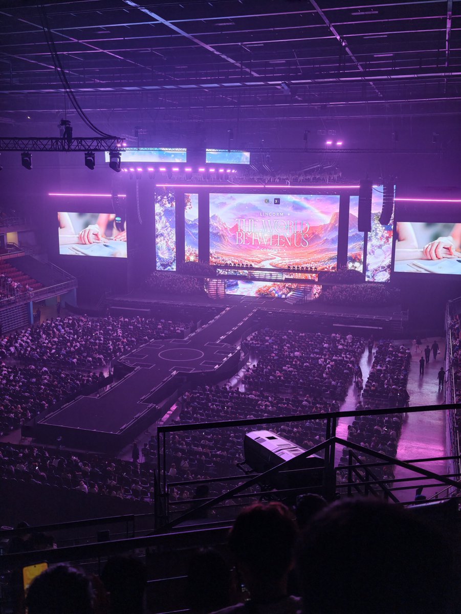 QYangQQMiu's tweet photo. I choose the best view from far it's good 😊 

THE WORLD BETWEEN LINGORM D1
#LingOrmBetweenUsConcertD1 
#หลิงออม #LingOrm https://t.co/xzvnrNtKiA