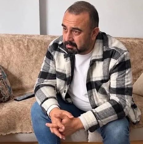gusholderhaber's tweet photo. 🔴 #SONDAKİKA Ankara Abisi olarak bilinen ve sözde “Yardım” vaadiyle insanların duygusunu sömüren Yasin Oyanık TUTUKLANARAK cezaevine gönderildi.

Ankara Abisi soruşturmasında polis memuru Mustafa Şahin’in de tutuklandığı ortaya çıktı. Soruşturma kapsamında yeni bilgiler paylaşılırken toplam tutuklu sayısının 22 olduğu bildirildi.

Uşak Cumhuriyet Başsavcılığının yasa dışı bahis ve suç gelirlerinin aklanması soruşturmasında, dernek hesaplarına "Akif'in babasının zekâtı" açıklamasıyla 153 milyon 712 bin lira aktarıldığı belirlendi. 

Yaklaşık 175 milyon liralık suç geliri finansal sisteme sokuldu.

•Anıl Bozna'ya ait dijital materyallerin incelenmesiyle soruşturma başladı.

•"MASTER MÜTABAKAT - RP-8" grubundaki 15 Nisan 2025 tarihli yazışmalarda "Jada" rumuzlu kullanıcı, derneğin hesabına "Akif'in babasının zekâtı" açıklamasıyla beş parça halinde toplam 500 bin lira gönderilmesi talimatı verdi.

•Nejla Cankat'a ait hesaptan da dernek hesabına 50 bin, 55 bin ve 100 bin liralık transferler yapıldı.

•MASAK raporuna göre 404 gerçek ve tüzel kişi, 1.430 işlemle dernek hesaplarına toplam 153 milyon 712 bin lira gönderdi.

•Derneğin normal bağış işlemlerinde ortalama tutar 1.640 TL iken şifreli açıklamalı transferlerde işlem başı ortalama 108.052 TL'ye çıktı.

•Şifreli açıklamayla para gönderen 363 şüpheli hakkında MASAK'ta yasa dışı bahis ve kumara aracılık istihbari kaydı bulunuyor.

•Dernek hesaplarından çıkan 903 milyon 456 bin 588 liranın 308 milyon 817 bin 272 lirası Beylice Gıda Hayvancılık İnşaat Otomotiv Sanayi ve Ticaret Ltd. Şti.'ye aktarıldı.

•Şirket, kuruluşundan bu yana gelirlerinin yüzde 92'sini dernekten aldı.

•Şirketten "canlı hayvan alımı" gerekçesiyle çeşitli kişi ve şirketlere 293,5 milyon TL aktarıldı, 42,9 milyon TL nakit çekildi.

•Çankaya İlçe Emniyet Müdürlüğü Koruma Şube Müdürlüğünde görevli polis memuru Mustafa Şahin'in Ziraat Bankası hesabında yaklaşık bir yılda 135 milyon TL giriş çıkış yapıldı.

•Şahin, “polismustafasahin” ve “iyilikailesi” hesaplarıyla izinsiz yardım topladı.

•5 Şubat 2025 ile 5 Şubat 2026 arasında Şahin'in hesabına "Akif'in Babasının Zekâtı" açıklamasıyla 91,3 milyon TL, "Türkiye Geneli Yardım Bedeli" açıklamasıyla 6 milyon TL girdi.

•Uşak merkezli 8 ilde eş zamanlı operasyon düzenlendi.

•25 şüpheli gözaltına alındı.

•184 milyon TL değerindeki 7 taşınmaz, 16 araç ve 4 şirkete tedbir konuldu.

•414 banka hesabına tedbir uygulandı, hesaplardaki 333 milyon 430 bin lira donduruldu.

•Aramalarda 1 kilogram külçe gümüş, ruhsatsız tabanca ve av tüfeği ile çok sayıda dijital materyal ve belgeye el konuldu.

•Örgüt kurma, suçtan kaynaklanan malvarlığı değerlerini aklama ve 7258 sayılı Kanuna muhalefet suçlarından, dernek saymanı Mahmud Sami Eşme ile Mustafa Şahin'in de aralarında bulunduğu 22 şüpheli tutuklandı.

Kaynak: Sabah