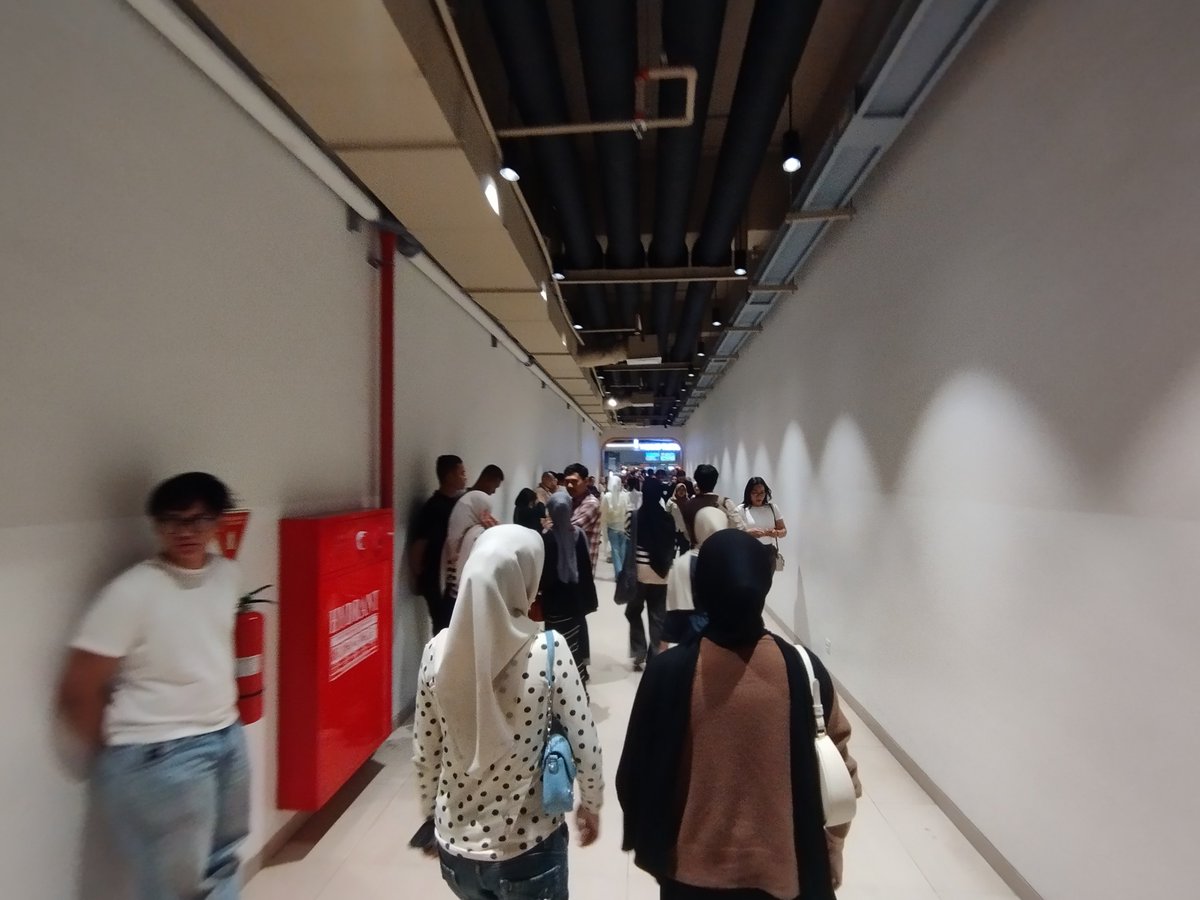 JasPerCastLee's tweet photo. pengen berak pas weekend di mall 23 semuanya antriiii biji bijiiiiii #gaybandung https://t.co/T39xGKX5Jo
