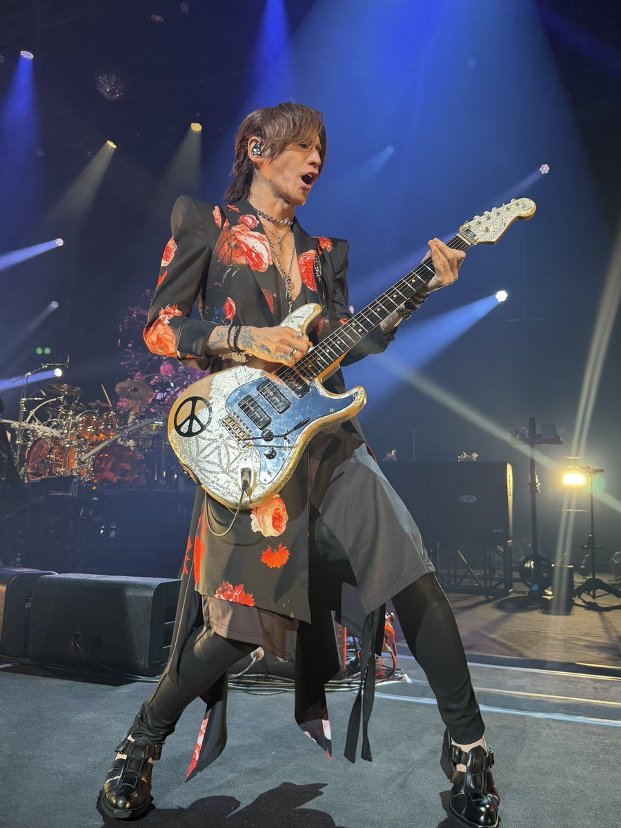 tomosan0729's tweet photo. 名古屋1日目！写真上げてくぞー！！
杉様ど正面からのお届けします(￣^￣)ゞ

まずはSUGIZOコレクション①
ズーム無しでこの距離！！ヤバすぎた…

#LUNAPIC https://t.co/ThpeT4066G