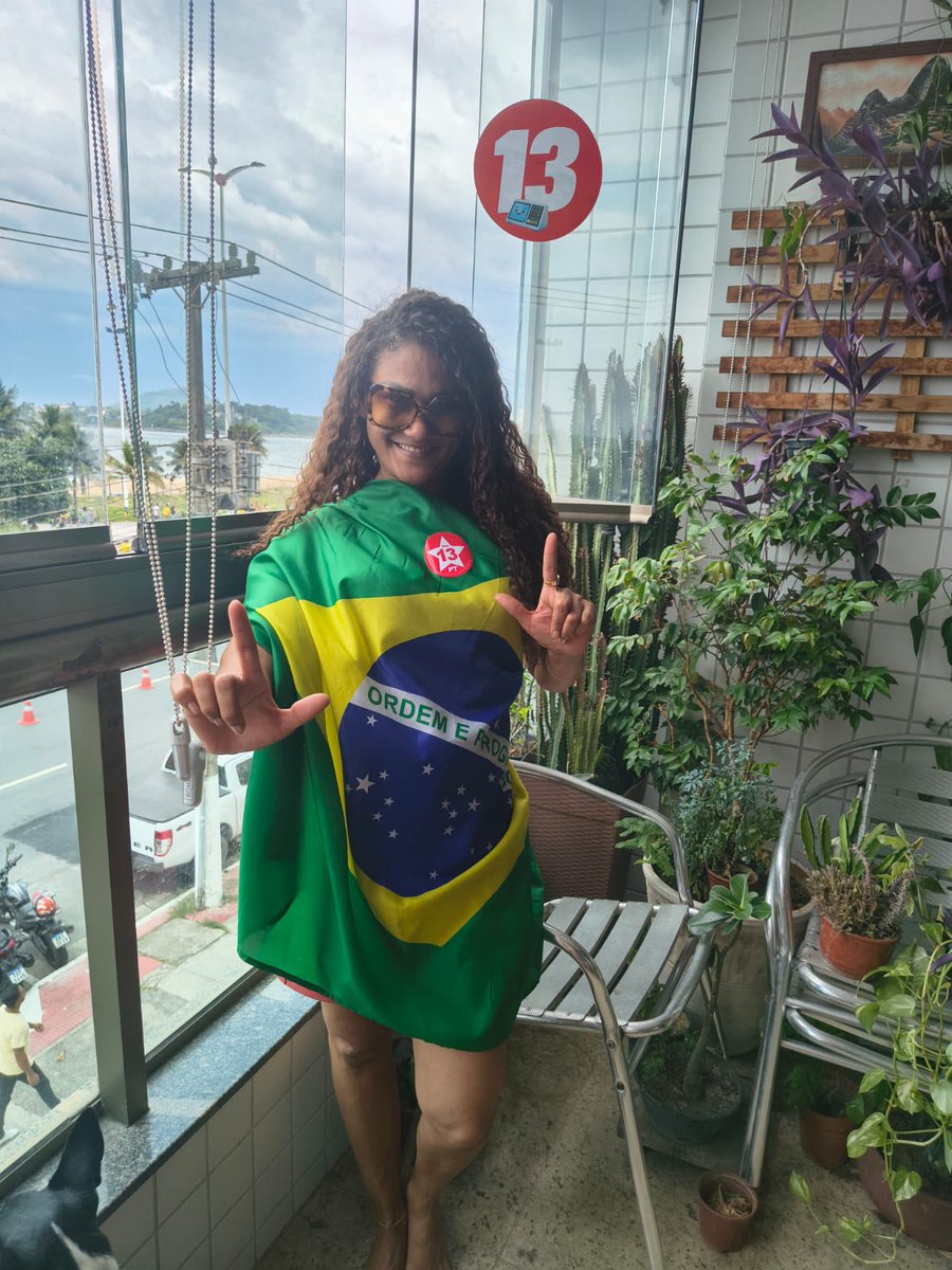 DraIracema_'s tweet photo. @YviCarneiro Pela manhã foi aqui em Vitória, encheu o Gado de Fakenews pra alimentá-lo e no fim, caiu uma chuva providencial, a maioria do gado não teve pra onde correr. 🤣 #SoldadaDoLula https://t.co/GnWyX4UVDR