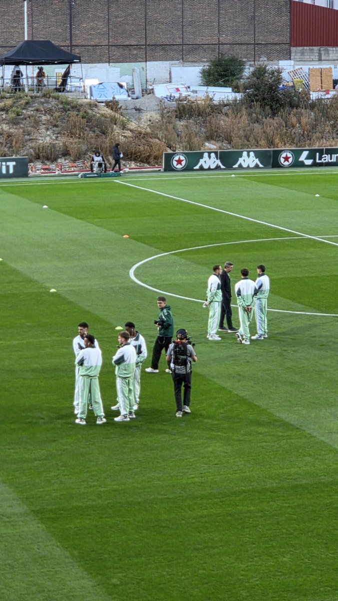 leprogres_asse's tweet photo. Les Verts en reconnaissance pelouse devant la nouvelle tribune de Bauer. #ASSE https://t.co/I5aRt2mjeS