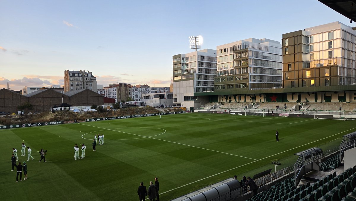 leprogres_asse's tweet photo. Les Verts en reconnaissance pelouse devant la nouvelle tribune de Bauer. #ASSE https://t.co/I5aRt2mjeS