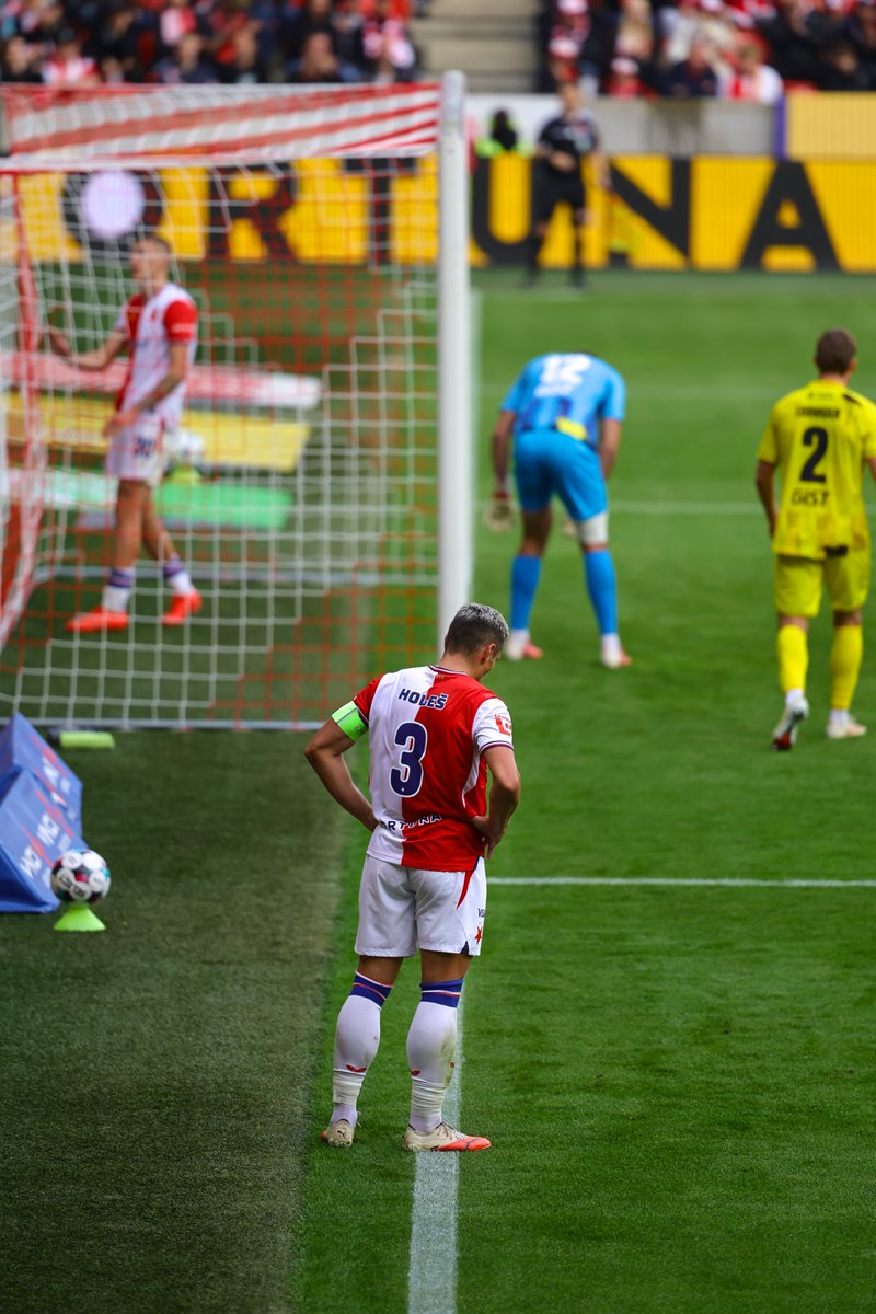 slaviaofficial's tweet photo. 💬 „První půle nám nevyšla, ve druhé nám to šlo líp. Chci pochválit kluky reakci za po vyloučení, i v deseti jsme do soupeře bušili. Musíme pracovat na tom, abychom znovu dávali góly,“ říká po remíze s Hradcem kapitán Tomáš Holeš. #skshkr

Ohlasy 👉 https://t.co/fitjhw5gJY https://t.co/rDzfc7dNah