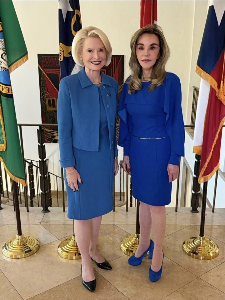 SireneOznur's tweet photo. İnsanların fiziksel özellikleriyle asla dalga geçmem, yorum yapmam. Allah herkesi güzel yaratmıştır. Ama son zamanlarda ABD gündeminde bile Trump'ın etrafında toplanan kadın siyasetçi ve bürokratların görünüşleri var. Hepsi aşırı estetikli, hatta insanlıktan çıkmış gibi bir görüntü sergiliyor. Ve neden özellikle bu tarz kadınlar seçiliyor? Mesaj nedir? İnternette dolaşan "reptilian" tarzı komplo teorilerine girmeden toplu bir ruhsal problem dönemine falan mı girdik? Bunlar kimseye anormal gelmiyor mu?