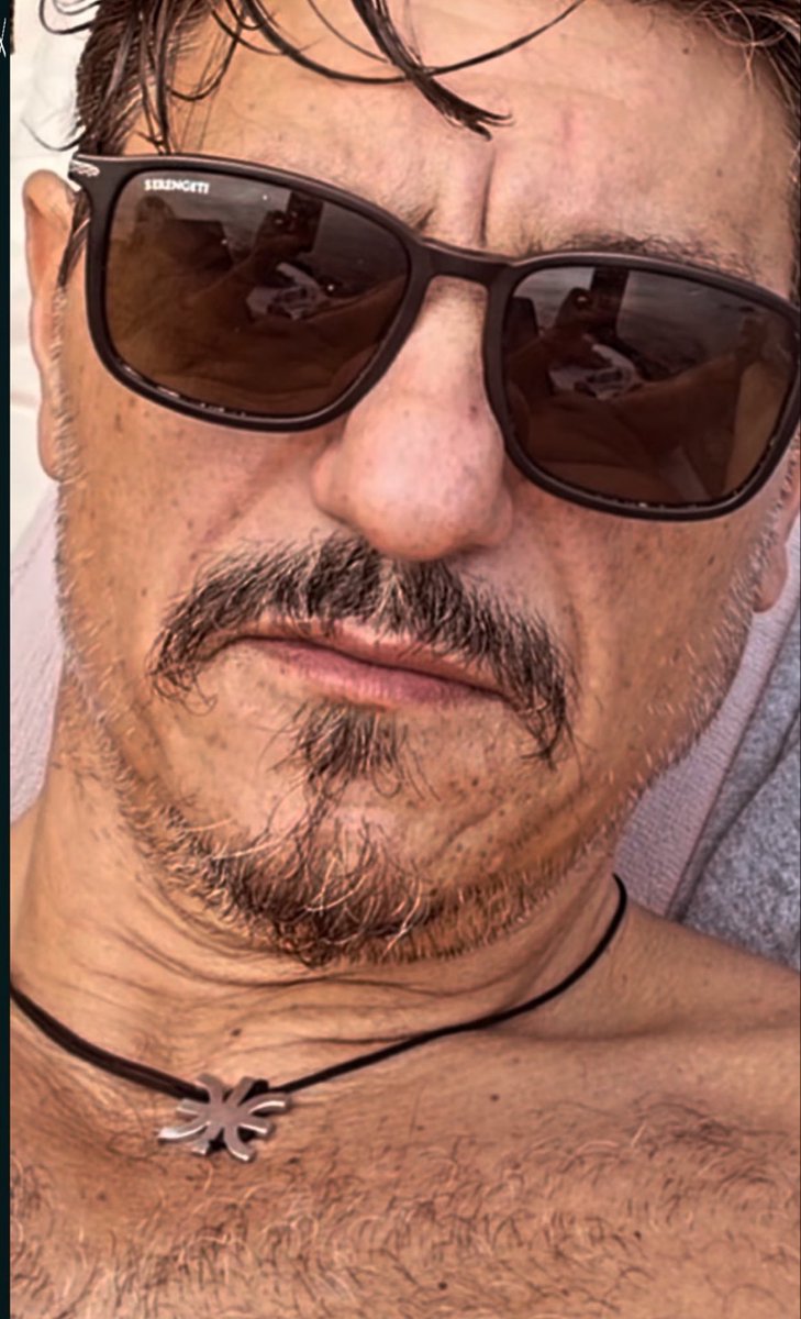 Un1queGirl's tweet photo. Τα πέταξε ολα έξω ο πρόεδρος του Παναθηναϊκού 

Δείτε στα γυαλιά του την σφυρίχτρα του 

#panathinaikosfc #pao #giannakopoulos #greekman #greekdick #naked #nakedcelebrity #greekcock #greekpoutsa https://t.co/wIMKbRZ9Hc