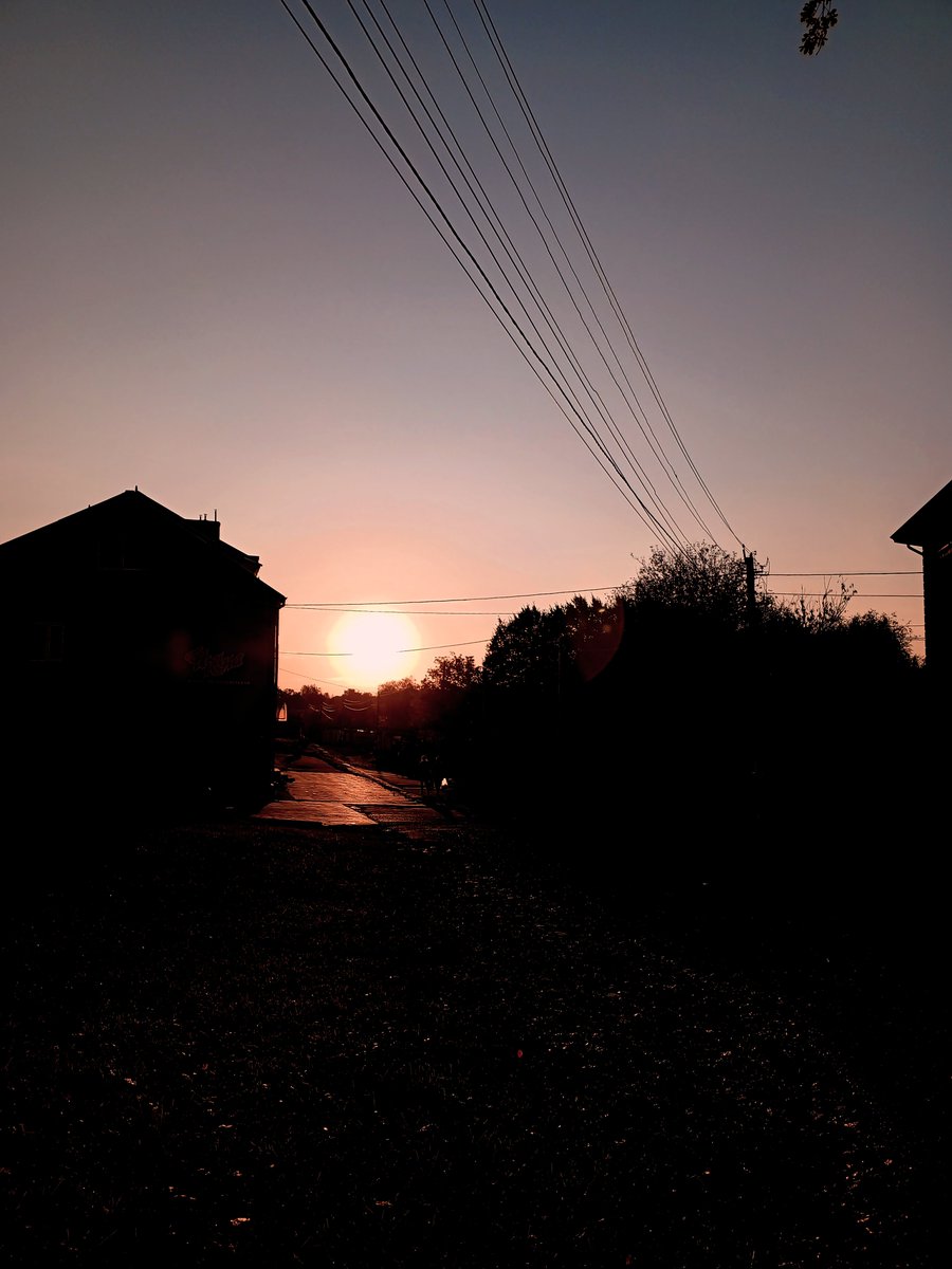 nattpanorn's tweet photo. Shooting against the sun always hits different. The sharp dark silhouettes and contrast in the clouds create such a moody, almost cinematic atmosphere. There’s something special in this light ⛅🖤 #photography #sky #nature https://t.co/qyyRbIro1T