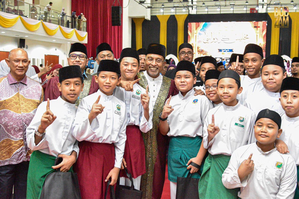 ZambryOfficial's tweet photo. Selesai menghadiri Istiadat Konvokesyen UiTM pagi tadi, saya terus bergerak ke Manjung untuk merasmikan Majlis Graduasi Sekolah-Sekolah Rendah Agama (KAFA) dan Akademik Insan Muda Ar-Ridzuan (AIMAN) Daerah Manjung Tahun 2026.

Daripada meraikan para graduan universiti, saya kemudian bersama anak-anak yang baru meniti perjalanan menuntut ilmu. Kedua-duanya membawa harapan besar ibu bapa yang mahu melihat anak-anak berjaya dan menjadi insan yang baik serta bakal kepimpinan akan datang. 

Saya sentiasa percaya pendidikan perlu membina “otak dan watak”. Sejak kecil, anak-anak perlu dibimbing untuk mencintai ilmu, menjaga adab serta menghormati ibu bapa dan guru. Inilah asas yang akan membentuk keperibadian mereka hingga dewasa.

Tahniah kepada semua anak-anak yang diraikan. Terima kasih kepada para guru atas kesabaran mendidik serta ibu bapa yang sentiasa memberikan sokongan dan doa.

Semoga anak-anak ini terus tekun belajar, berakhlak mulia dan membesar menjadi insan yang berbakti kepada agama, masyarakat serta negara.

#Manjung
#doczam