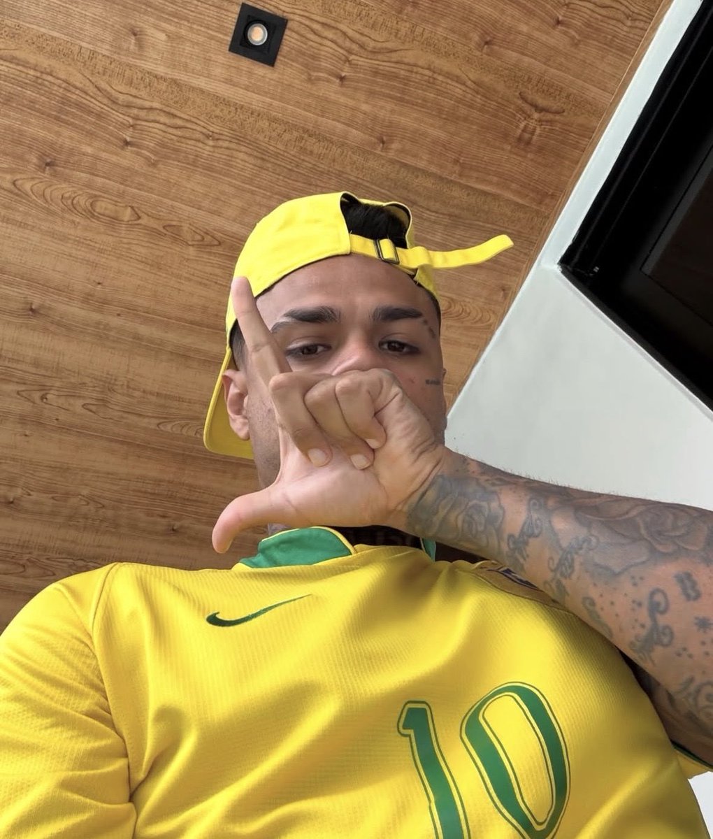 updatecharts's tweet photo. MC Cabelinho em nova foto FAZENDO O L. https://t.co/oe940EsNPq