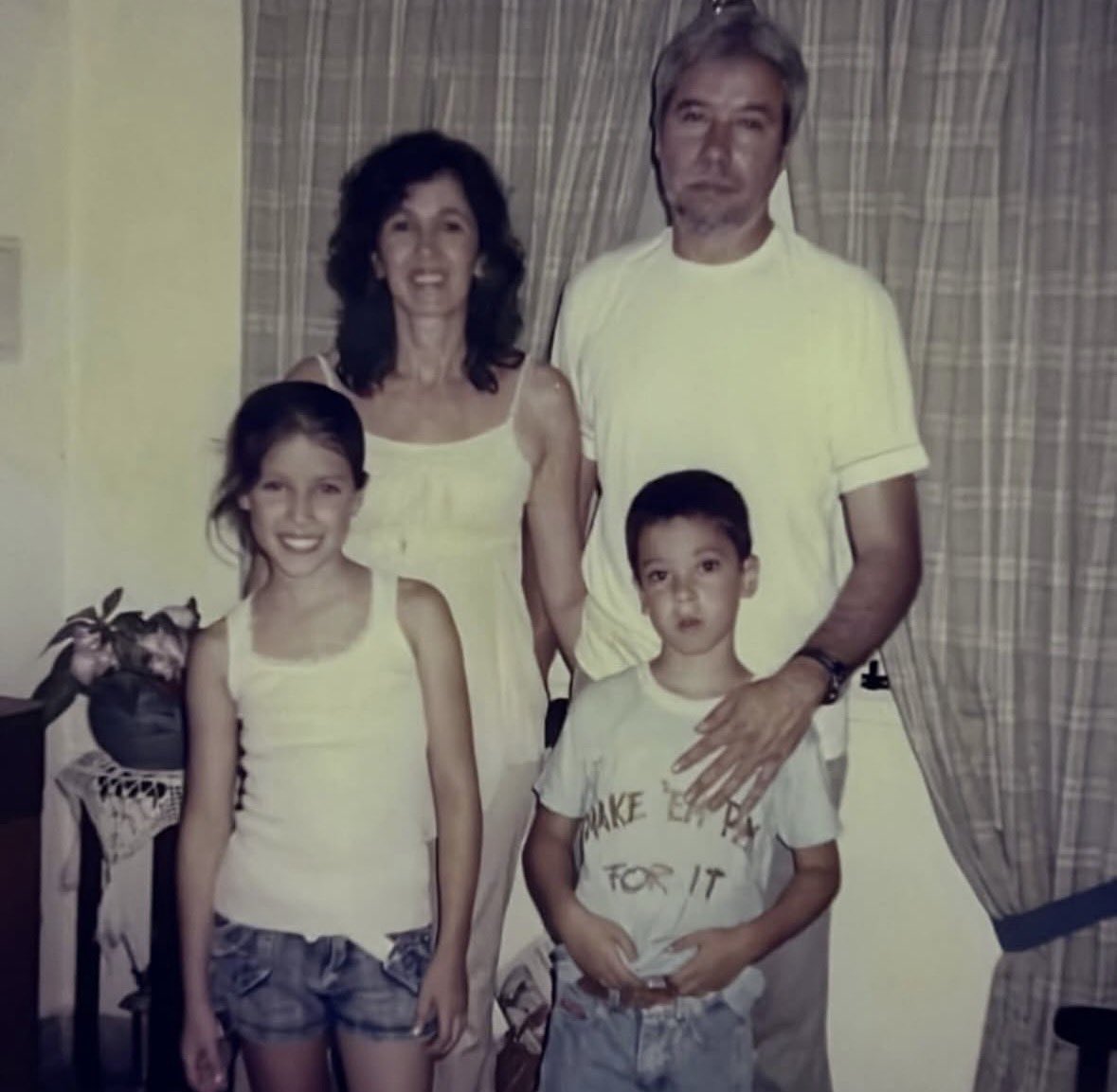 Tolin19_'s tweet photo. Plebada estoy orgulloso de ustedes por hacer tan viral lo del sida y poner a llorar argentinos y afiliadas del minecraft 😂 

Les comparto una foto de pequeño con mi familia perfecta y con una moral espléndida , como me veo chiak https://t.co/PrO34Myy0M