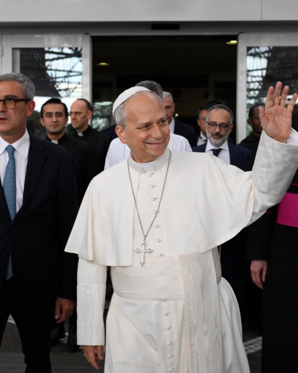 Notifides's tweet photo. Papa León XIV recibe alta hospitalaria y retorna al Vaticano.

Luego de su intervención quirúrgica, la realizacion de examenes sanguíneos y radiografía del tórax, el Santo Padre ha sido dado de alta del Policlínico Gemelli. https://t.co/MO3pfkDZaC