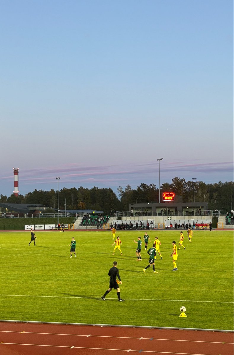 _FanSportu's tweet photo. ⚽️Star Starachowice - Korona II Kielce
Wygrana gospodarzy - 4:1.
Star przerywa passę trzech zwycięstw z rzędu Korony.
Drużyna gości kończyła mecz w 9 po dwóch czerwonych kartkach.
#groundhopping #Star #Starachowice #Korona #Kielce https://t.co/5yfKGv5GL0