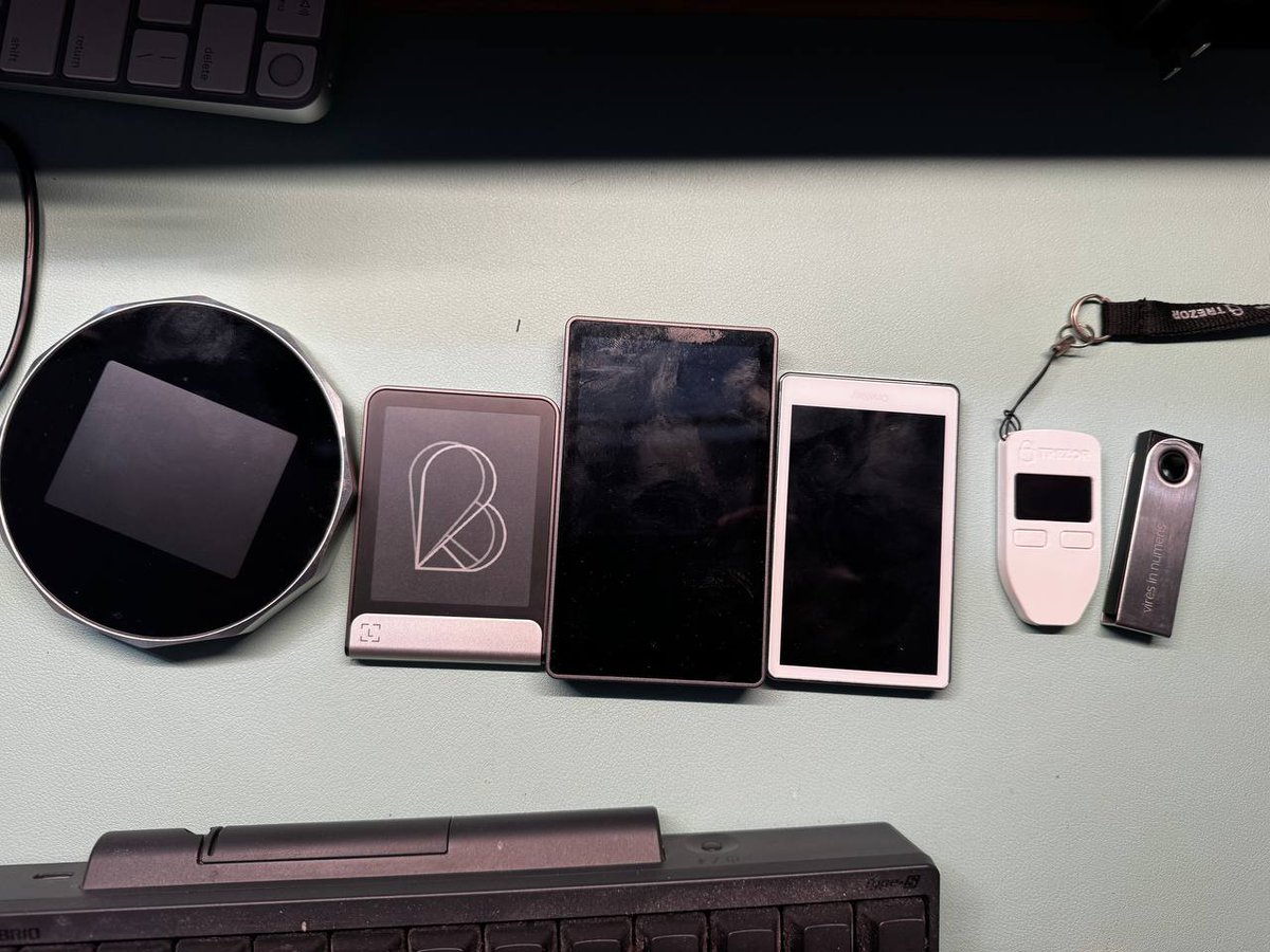 botio's tweet photo. @MarekPorwol @Ledger mmh, same addictions... and a Solana mobile ...
Now I only use multisig wallet for BTC with Specter, Onekey and Keystone in air-gapped mode for others. https://t.co/LmWVNOOTA4