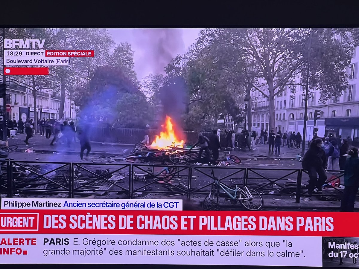 gchampeau's tweet photo. Cnews, BFMTV, France Info et LCI ont toutes strictement le même dispositif : des images plein écran en direct exclusivement sur les violences, en voix off les invités et éditorialistes qui s’en désolent, en synthé un gros titre en rouge.

Je ne dis pas que c’est un mauvais dispositif. Je dis que je ne vois pas l’intérêt d’avoir les 4 chaînes d’info continue qui ont toutes exactement la même façon de traiter un événement. C’est comme si vous alliez dans une ville manger au restaurant et qu’il n’y avait partout que McDo, Burger King, Quick et Big Fernand.