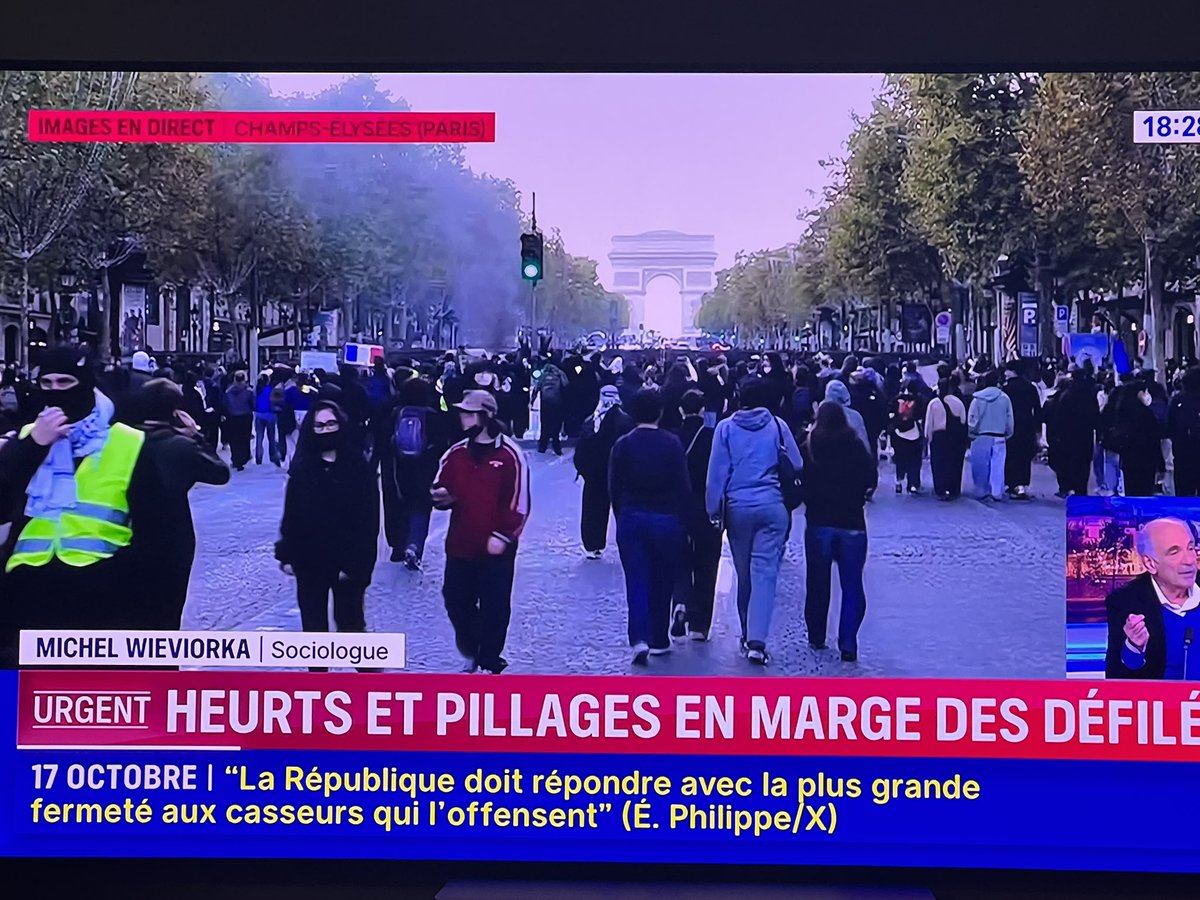 gchampeau's tweet photo. Cnews, BFMTV, France Info et LCI ont toutes strictement le même dispositif : des images plein écran en direct exclusivement sur les violences, en voix off les invités et éditorialistes qui s’en désolent, en synthé un gros titre en rouge.

Je ne dis pas que c’est un mauvais dispositif. Je dis que je ne vois pas l’intérêt d’avoir les 4 chaînes d’info continue qui ont toutes exactement la même façon de traiter un événement. C’est comme si vous alliez dans une ville manger au restaurant et qu’il n’y avait partout que McDo, Burger King, Quick et Big Fernand.