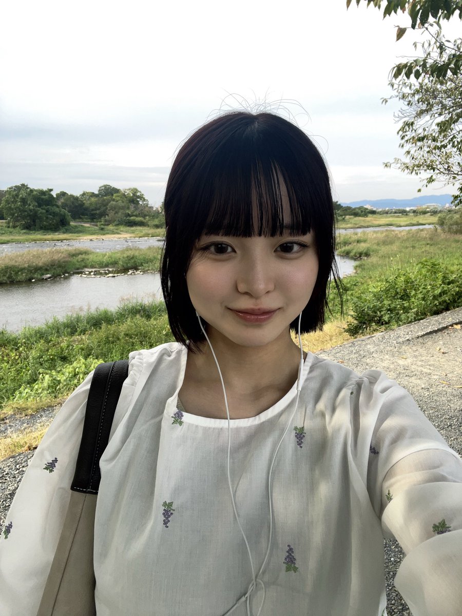 Hazuki_ikoo's tweet photo. 川を眺めて帰る2秒前のはづき https://t.co/OOQNgrSE97