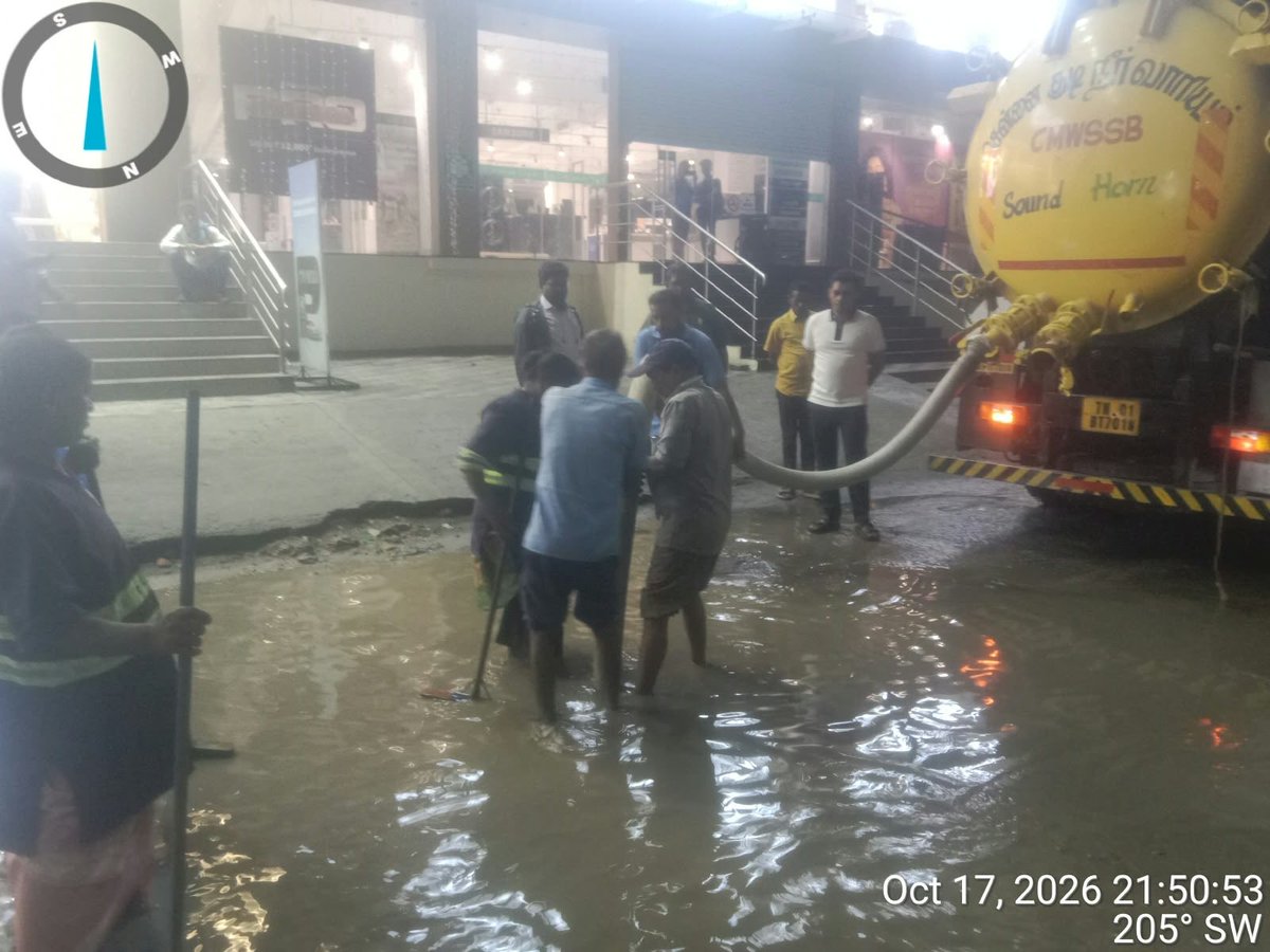 OGPrasanna's tweet photo. ஆலப்பாக்கம் Main Road ! 

முன்கள பணியாளர்கள் 🫡🫡

#ChennaiRains https://t.co/ggyIL4Une0