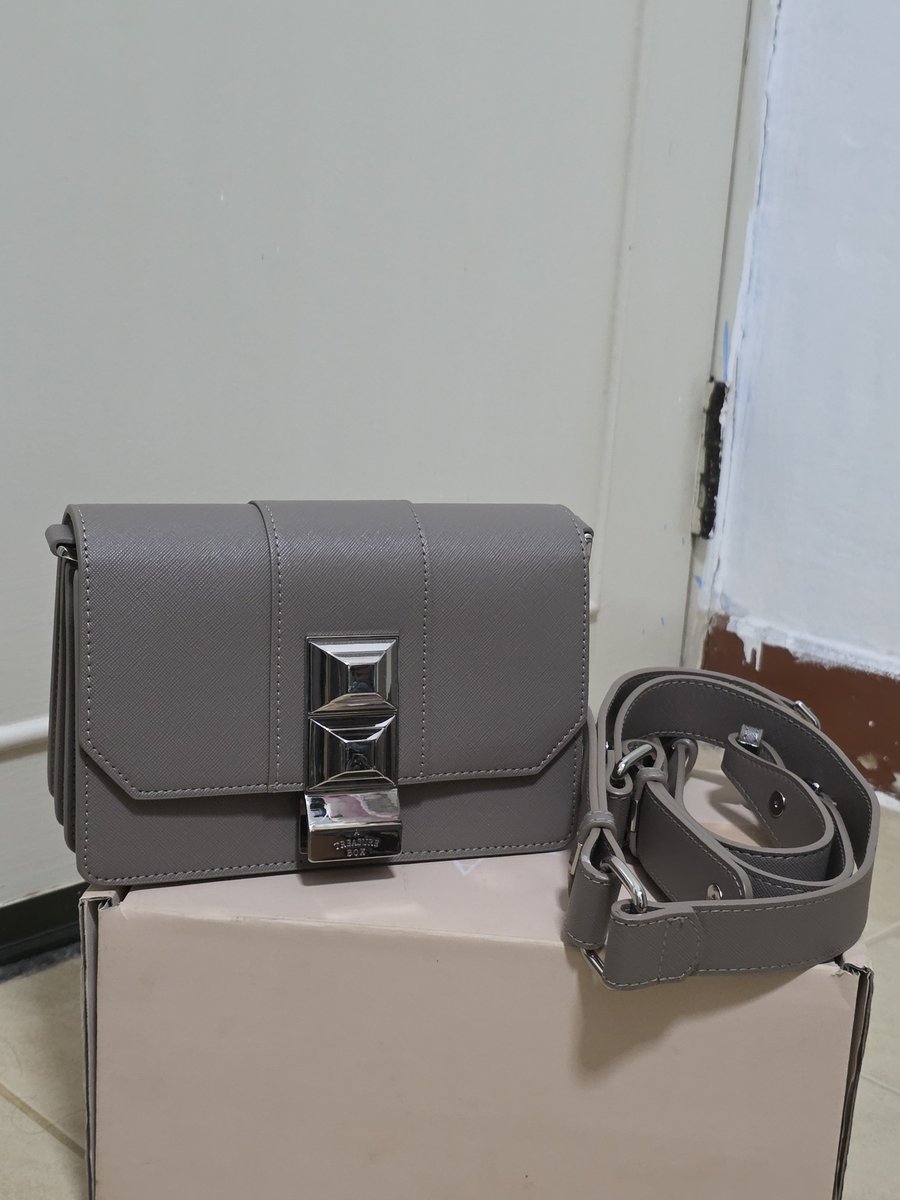ployploy1905's tweet photo. Taupe S Layer อุปกรณ์ครบ��ล่อง 

1,790 รส.ซ้อนกล่องค่ะ

สภาพมีตำหนิจึงนึง แทบมองไม่เห็นค่ะ โดยรวมกระเป๋า ยังใหม่มาก ยาแนวแน่นๆ

- รังสิต, ตามแนวbts นัดรับ หรือเรียกแมส ได้ค่ะ 
#atreasurebox #atreasureboxbag #ส่งต่อatreasurebox #atreasureboxส่งต่อ #ส่งต่อกระเป๋ามือ2 https://t.co/gbLyNF7U69