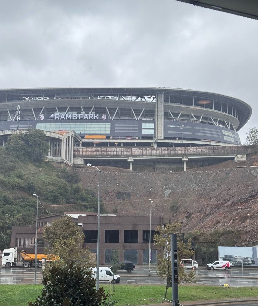 mknews_tr's tweet photo. 🚨 Rams Park‘ta toprak kayması devam ediyor. 

— Stadyumun bazı bölgelerinde 2-3 santimetrelik çatlaklar oluşmaya başladı. https://t.co/Vn4XMpqRS0