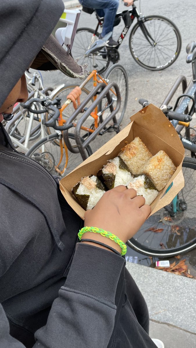 Screewdriverr's tweet photo. puis le mec en pleins milieu de la manif qui nous offre du poulet et des onigiri  😝😝 https://t.co/dccn0EjsJt